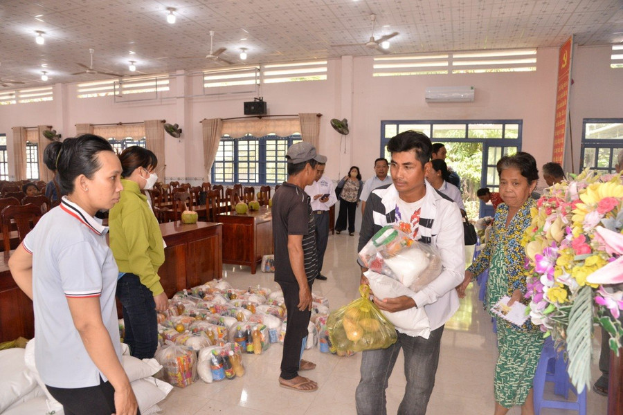 Trao quà cho đồng bào người dân tộc