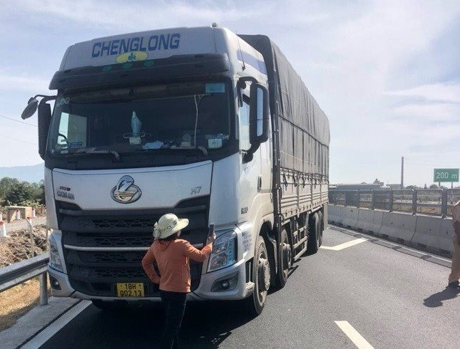 Liều lĩnh lao xe vào cảnh sát giao thông, chặn đường cao tốc