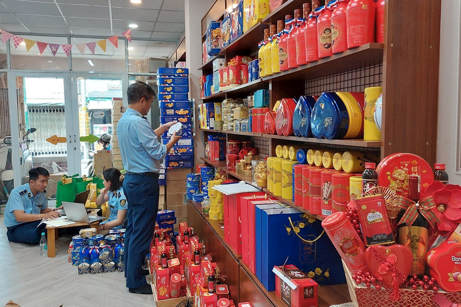 TP. HCM: Thu giữ hàng trăm kg thực phẩm không an toàn, giả mạo