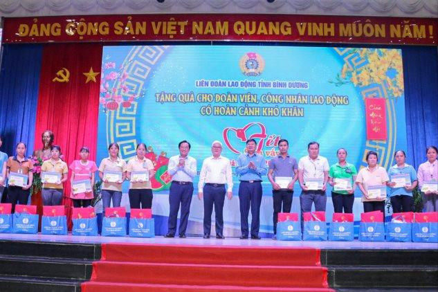 Bình Dương chi hơn 600 tỷ đồng hỗ trợ công nhân lao động khó khăn