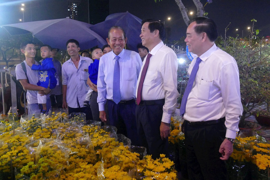 Khai mạc chợ hoa xuân "Trên bến dưới thuyền"