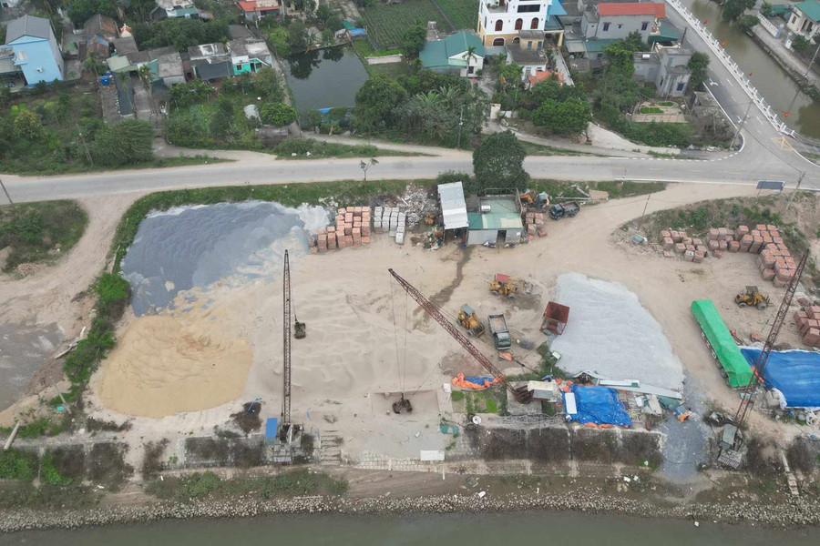 Thái Bình: Bãi vật liệu xây dựng hoạt động trái phép trên sông Trà Lý