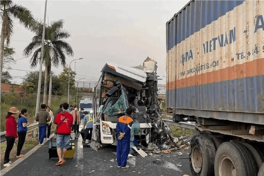 Tông đuôi container, tài xế xe khách thiệt mạng