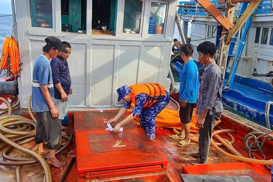 Bắt giữ tàu vận chuyển trái phép 50.000 lít dầu DO
