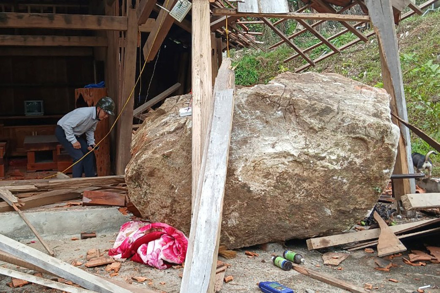 Đá đè sập nhà dân sau tiếng nổ mìn của doanh nghiệp