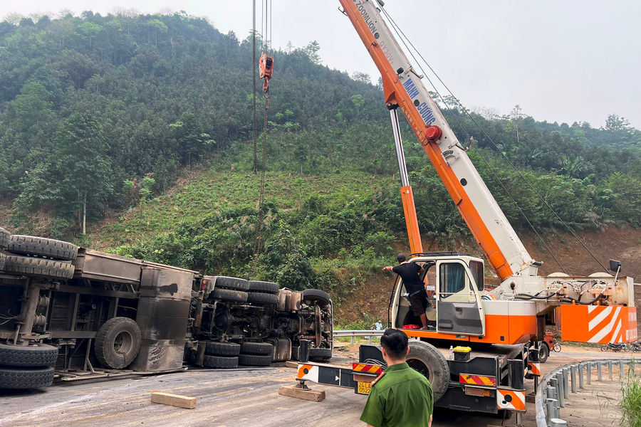 Xe đầu kéo bị lật, 3 người mắc kẹt trong cabin