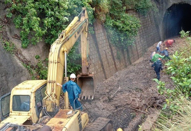 Trần hầm đường sắt Đèo Cả sạt lở gây tê liệt giao thông