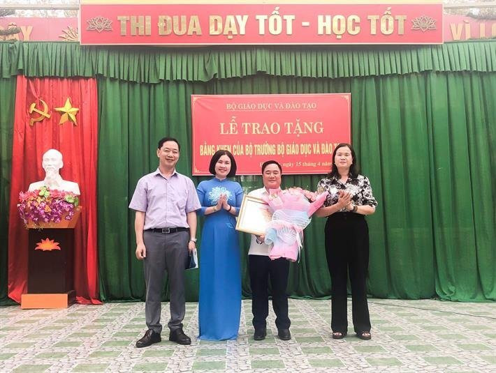 Hai giáo viên khuyết tật nhận bằng khen của Bộ GDĐT vì nghị lực phi thường