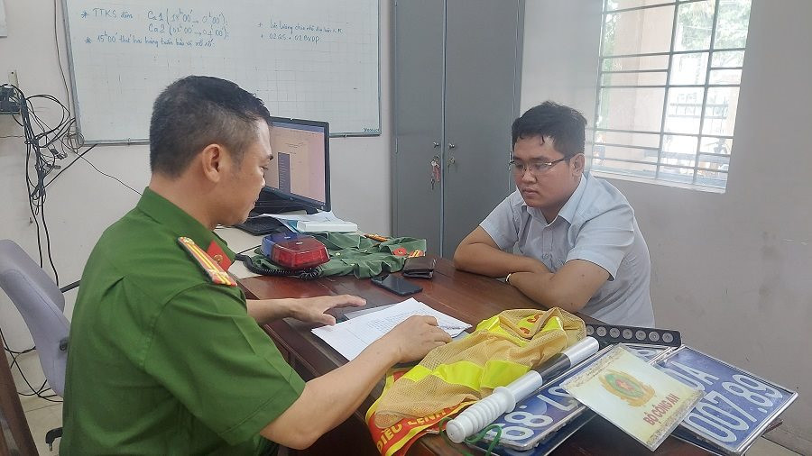 Giả danh Công an, gắn biển số xe 80A “cho oai”