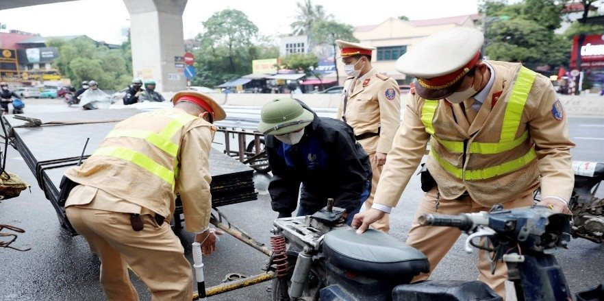 Hà Nội: Hơn 1.800 trường hợp xe ba, bốn bánh "tự chế' bị xử lý