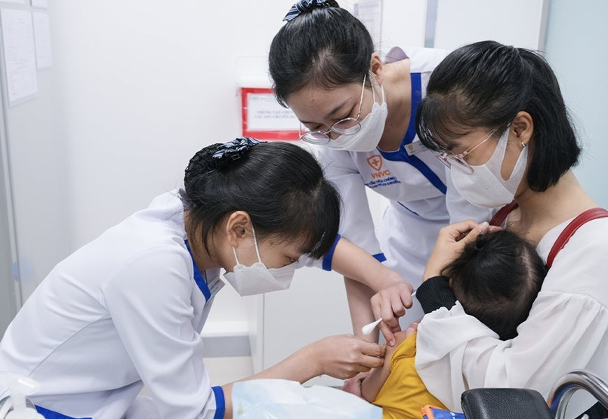 500.000 liều vaccine 5 trong 1 được chuyển tới các cơ sở tiêm chủng cho trẻ