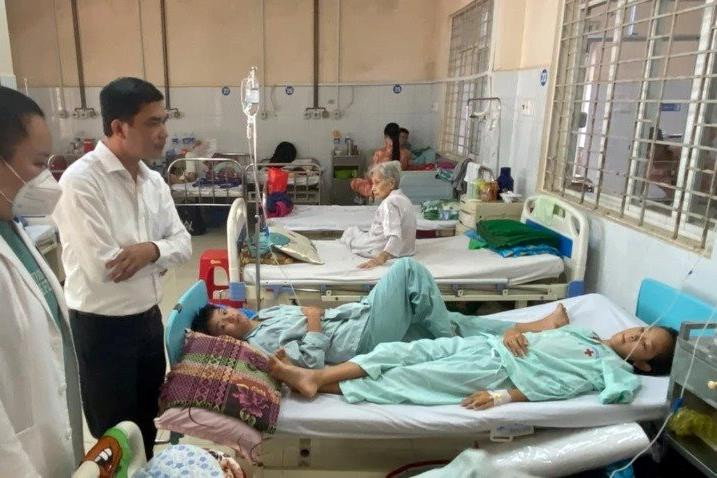 Hơn 300 người bị ngộ độc nghi do ăn bánh mì