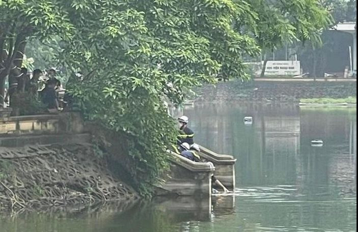 Phát hiện nữ sinh viên nổi ở hồ Láng
