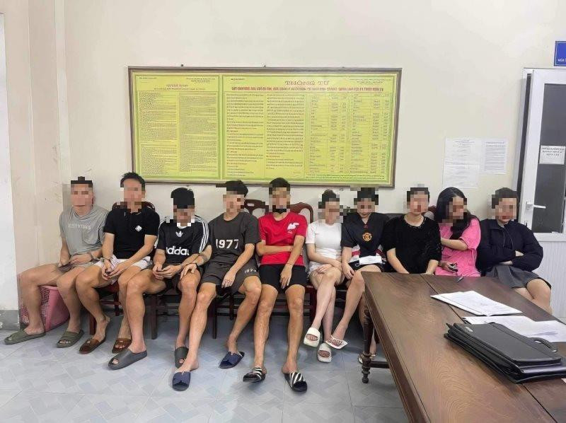 5 cầu thủ sử dụng ma túy cùng 5 cô gái