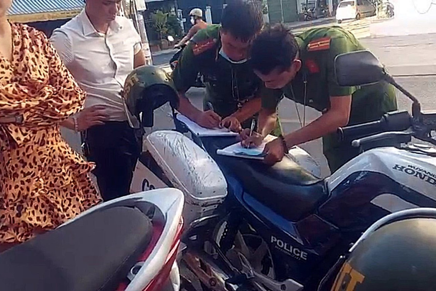Đỗ xe sai quy định, gian dối nói “có chồng họp Tỉnh ủy”