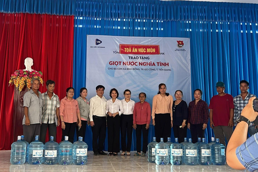 TAND huyện Hóc Môn mang nước ngọt đến với bà con vùng bị xâm nhập mặn