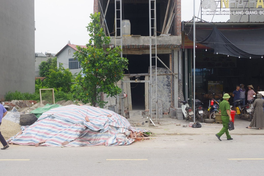 Thang máy tự chế rơi, 7 người bị thương