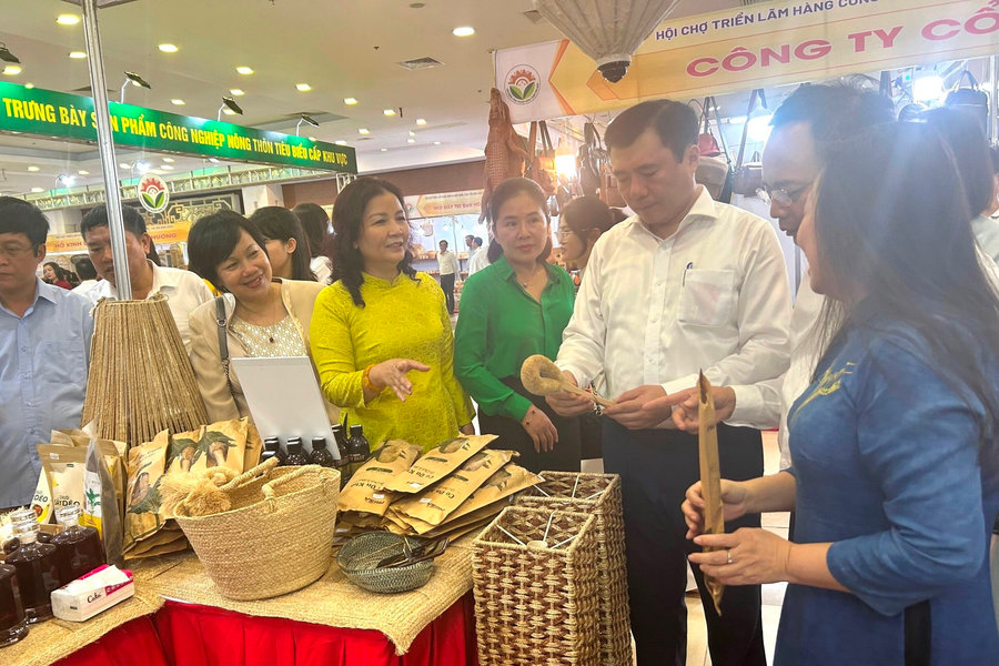 Khai mạc hội chợ triển lãm công nghiệp nông thôn khu vực phía Bắc