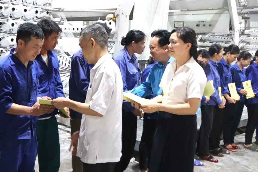Công đoàn Tòa án tỉnh Nghệ An thăm hỏi, tặng quà người lao động