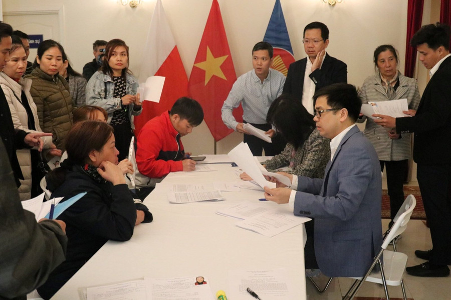 Hỗ trợ bà con người Việt ảnh hưởng bởi vụ cháy ở Ba Lan làm lại giấy tờ