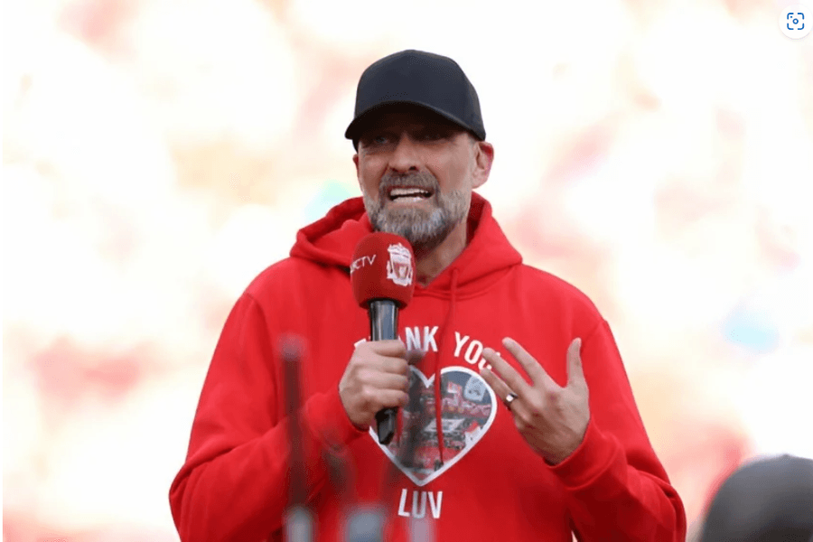 Khoảnh khắc xúc động khi HLV Jurgen Klopp chia tay Liverpool trên sân Anfield
