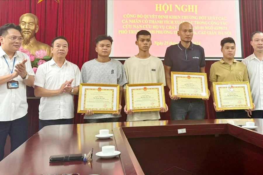 Cầu Giấy khen thưởng 4 công dân cứu người trong giặc lửa