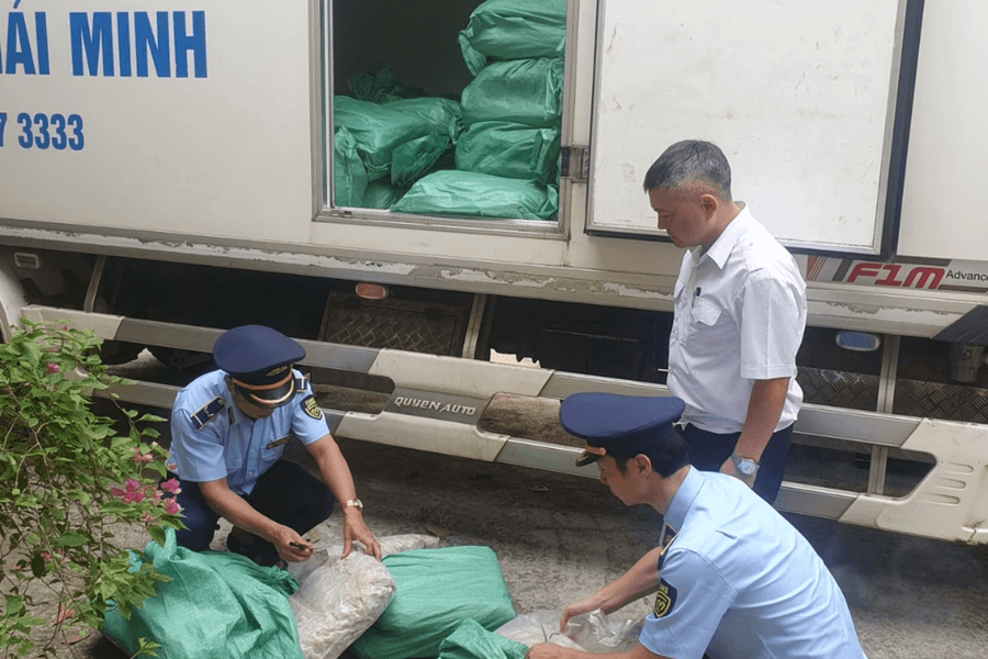 Lạng Sơn: Phát hiện 4 tấn chân gà đã đổi màu, chảy nước không rõ nguồn gốc