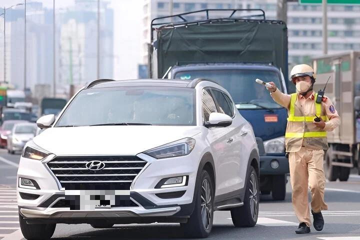Ô tô mắc lỗi đi sai làn đường, bị xử phạt như thế nào?