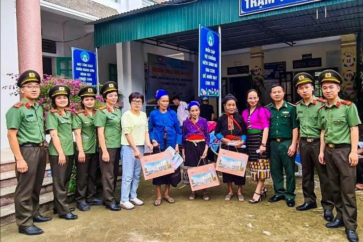 Học viện An ninh nhân dân tặng quà cho người dân xã đặc biệt khó khăn tỉnh Nghệ An