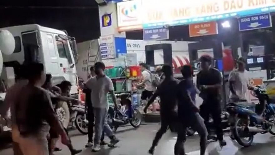 Video lái xe tải mang hung khí “phục thù” nhân viên cây xăng