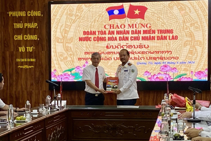Đoàn TAND miền Trung Lào thăm và làm việc với TAND cấp cao tại Đà Nẵng