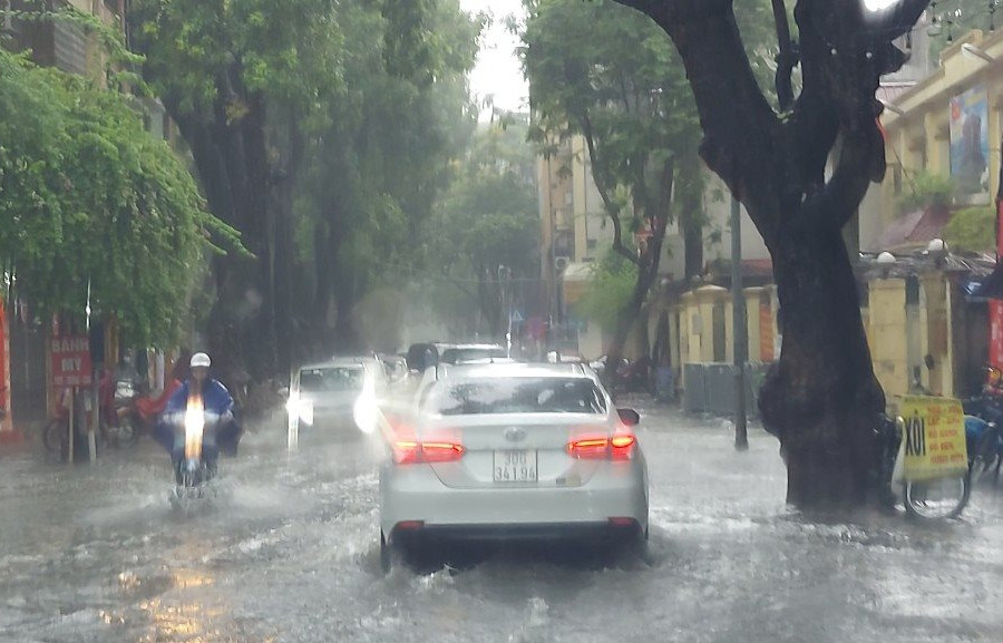 Hà Nội: Mưa xối xả, sấm sét dữ dội, ngập lụt, ùn tắc cục bộ