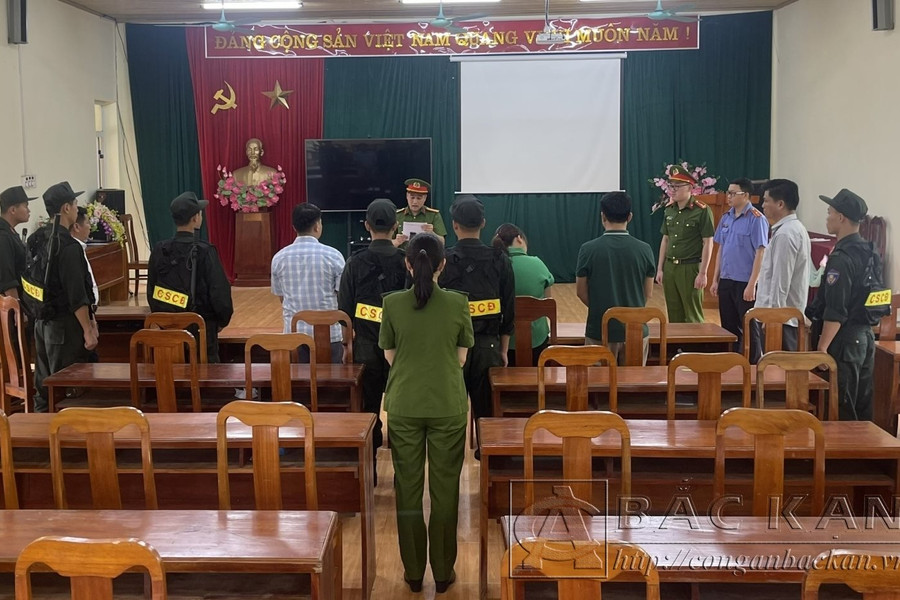 Khởi tố lãnh đạo xã lập khống hồ sơ, chi sai quy định
