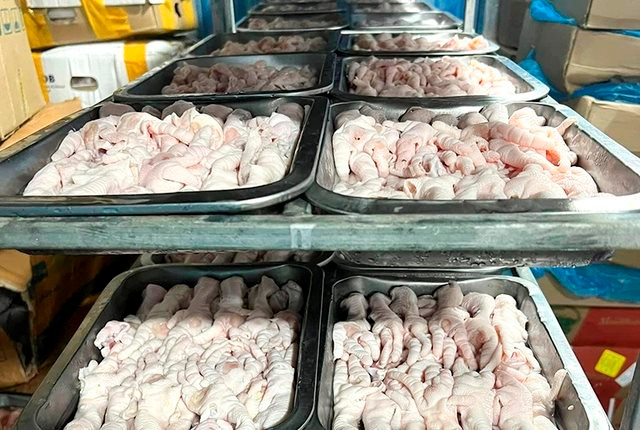 Tạm giữ 3 tấn sản phẩm từ gà không rõ xuất xứ