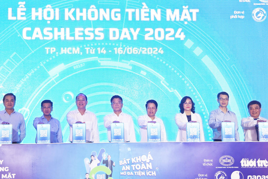 Phó Thủ tướng Lê Thành Long dự khai mạc sự kiện mô phỏng xã hội không dùng tiền mặt