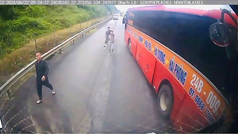 Tạm giữ khẩn cấp 3 đối tượng hành hung lái xe trên cao tốc Nội Bài - Lào Cai
