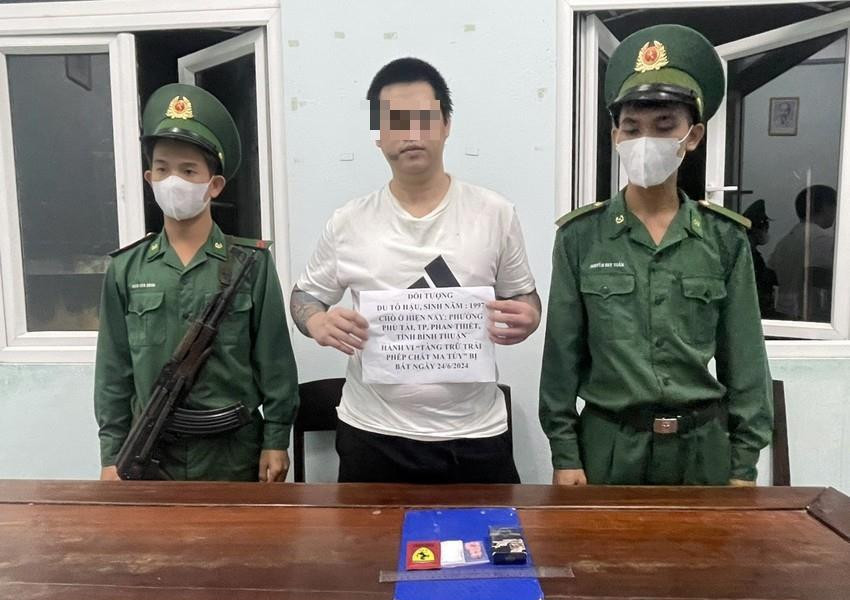 Tung tăng trên đường với ma tuý giấu trong gói thuốc 555