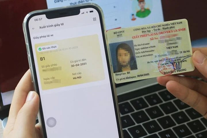 Từ 1/7, tài xế có thể xuất trình giấy tờ trên VNeID khi cảnh sát giao thông kiểm tra