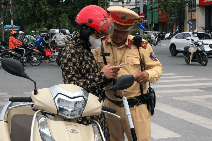 Người phụ nữ đầu tiên bị CSGT tạm giữ giấy phép lái xe trên VneID