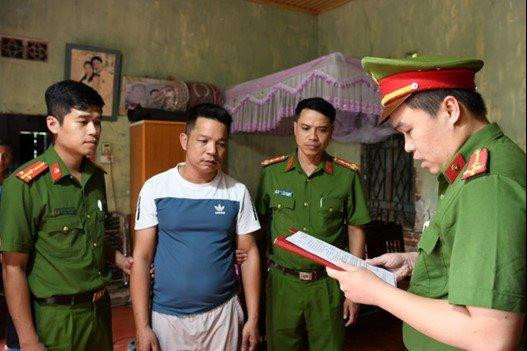 Vụ bé trai 11 tuổi bị đánh bầm tím: Bắt tạm giam người tình của mẹ