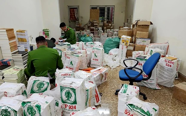Phát hiện hai cửa hàng văn phòng phẩm bán sách, vở giả tại Quảng Bình