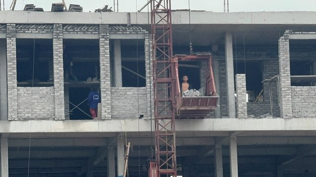 Công nhân cởi trần làm việc tại dự án trường học 60 tỷ