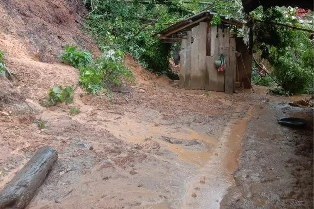 Mưa lớn gây sạt lở nhiều tuyến đường ở Hà Giang, Điện Biên