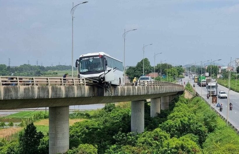 Ô tô 45 chỗ mất lái, treo lơ lửng trên cầu Bình Than