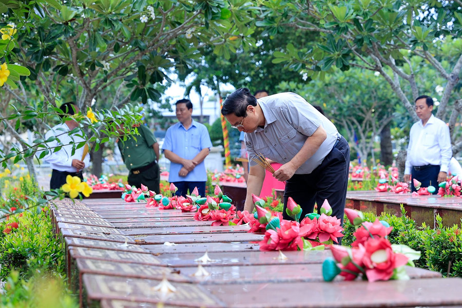 Thủ tướng dâng hương Chủ tịch Hồ Chí Minh tại Cần Thơ