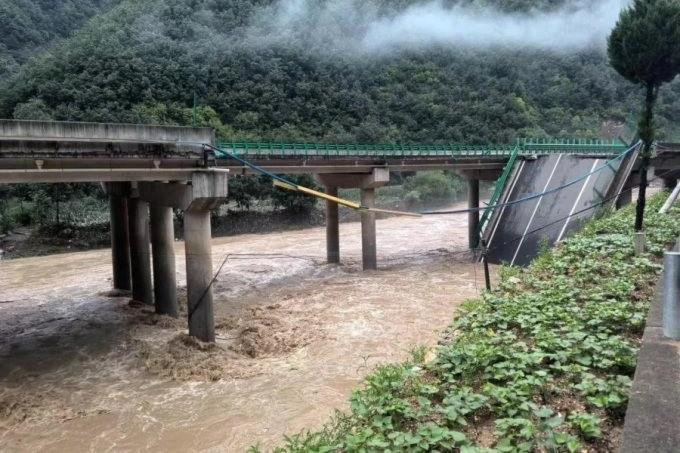 Trung Quốc: Sập cầu cao tốc, 11 người chết, hơn 30 người mất tích