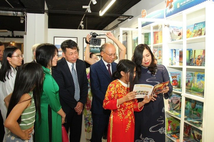 Khai trương Tủ sách tiếng Việt phục vụ cộng đồng tại Pháp