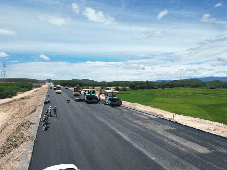 Phấn đấu thông xe Cao tốc Vạn Ninh - Cam Lộ dịp 30/4/2025