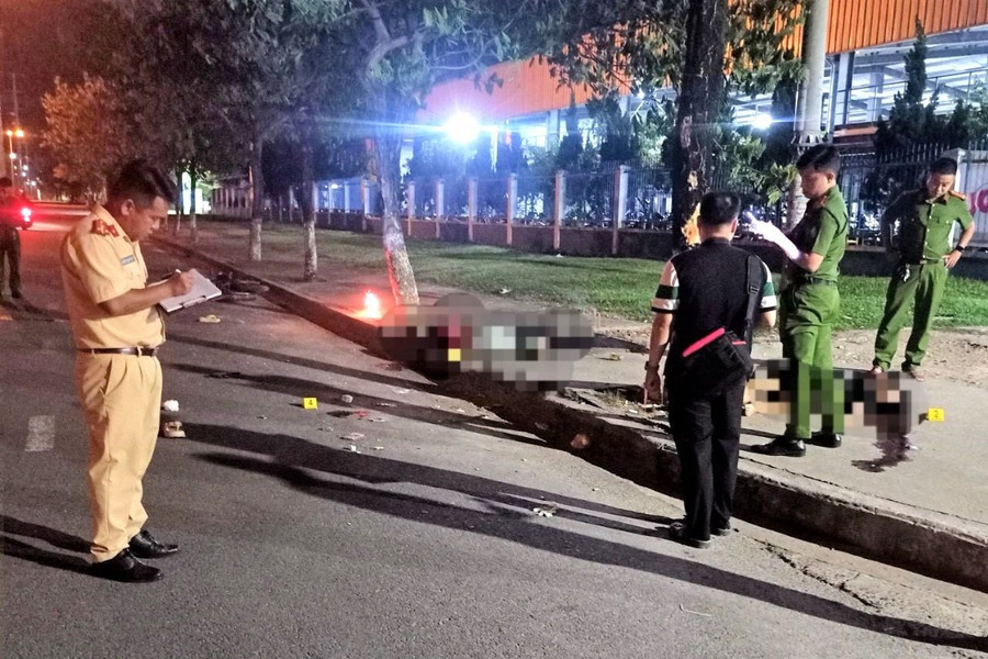 Lao xe máy  vào gốc cây, 3 thiếu nữ thiệt mạng