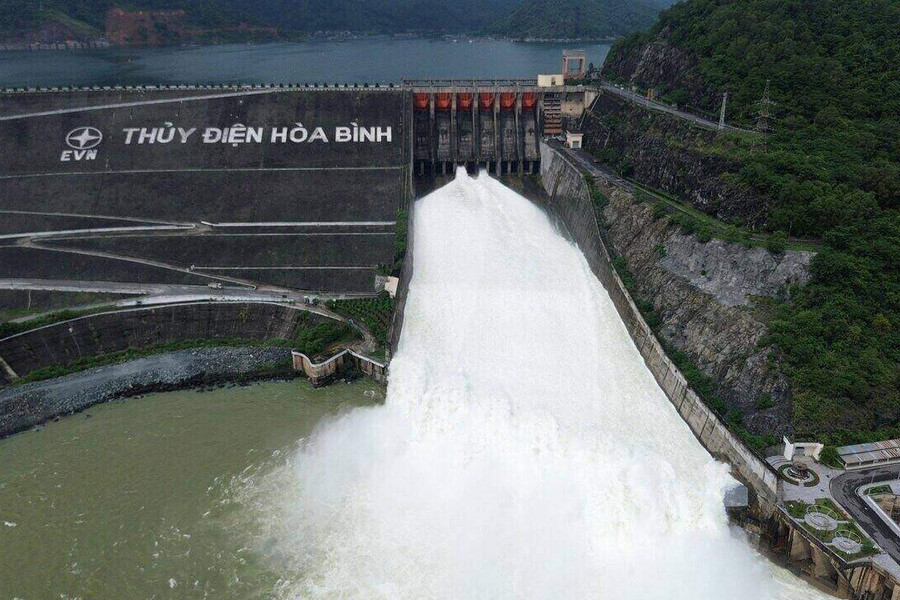 Mở cửa xả lũ loạt hồ thuỷ điện lớn